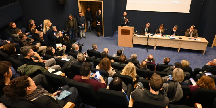 Ν. Φαρμάκης: «Να περάσουμε από το μοντέλο που “μοιράζει” σε αυτό που “χτίζει”» – Η Περιφέρεια Δυτικής Ελλάδας πρωτοστατεί στον σχεδιασμό της νέας ΚΑΠ 2028-2034