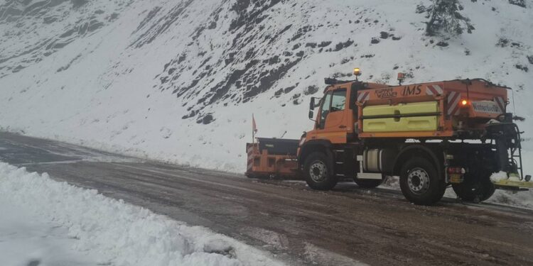 Νέες καταπτώσεις στην Αιτωλοακαρνανία –  Συνεχίζει τους αποχιονισμούς η Περιφέρεια