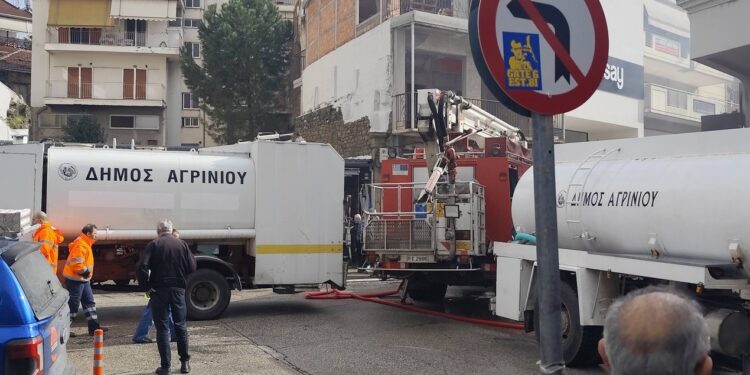 Μάχη με την κακοκαιρία και τη μεγάλη φωτιά στο κέντρο της πόλης έδωσε ο Δήμος Αγρινίου