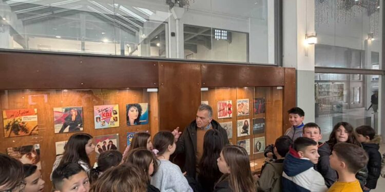 Κατέκλυσαν τα σχολεία την έκθεση –1o Φόρουμ Ελεύθερης Ραδιοφωνίας στη Δημοτική Αγορά Αγρινίου – Ραντεβού το απόγευμα για την εκδήλωση μνήμης και τιμής