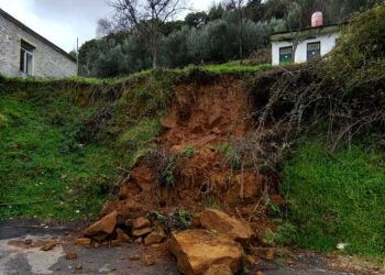 Καταπτώσεις στο Άνω Κεράσοβο Αγρινίου από τις έντονες βροχοπτώσεις – Σε εξέλιξη οι παρεμβάσεις του Δήμου