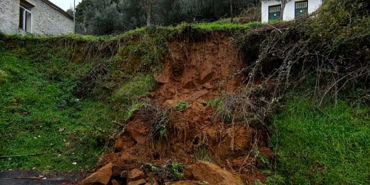 Καταπτώσεις στο Άνω Κεράσοβο Αγρινίου από τις έντονες βροχοπτώσεις – Σε εξέλιξη οι παρεμβάσεις του Δήμου