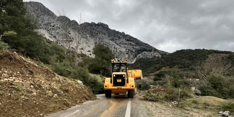 Νέες καταπτώσεις σε Χαλκιόπουλο και Τρίκλινο Αιτωλοακαρνανίας – Σε εξέλιξη παρεμβάσεις της Περιφέρειας