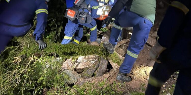 Καρπενήσι: Ακέφαλο και χωρίς ρούχα πτώμα στο ΙΧ που έπεσε σε γκρεμό 300μ.