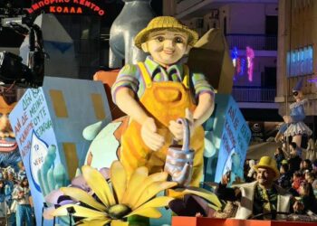 Πάτρα: Πάνω από 50.000 καρναβαλιστές πλημμύρισαν τους δρόμους