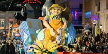 Πάτρα: Πάνω από 50.000 καρναβαλιστές πλημμύρισαν τους δρόμους