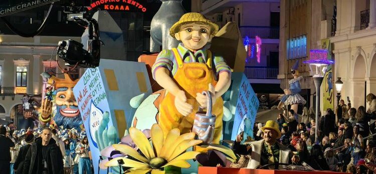 Πάτρα: Πάνω από 50.000 καρναβαλιστές πλημμύρισαν τους δρόμους