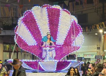 4ο Παναιτωλιώτικο Καρναβάλι: ρυθμοί ξεφαντώματος, χιλιάδες κόσμου και ένα…γιορτινό (φωτό-βίντεο)