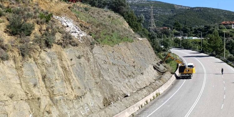 Σημαντικές εργασίες στην Περιμετρική Ναυπάκτου, με στόχο την αποτροπή κινδύνου για τα διερχόμενα οχήματα και την ενίσχυση της οδικής ασφάλειας