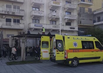 Επιχείρηση Πυροσβεστικής και ΕΚΑΒ για τη μεταφορά τραυματισμένου εργάτη στην κεντρική πλατεία Μεσολογγίου