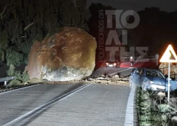 Κακοκαιρία: Τεράστιος βράχος παραλίγο να καταπλακώσει διερχόμενο Ι.Χ. αυτοκίνητο