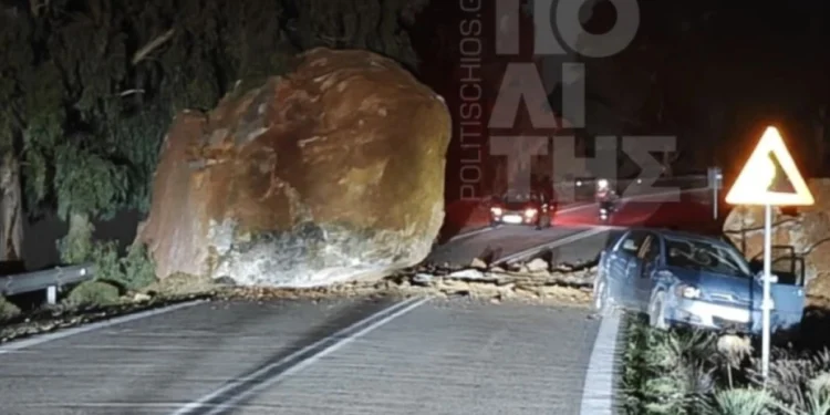 Κακοκαιρία: Τεράστιος βράχος παραλίγο να καταπλακώσει διερχόμενο Ι.Χ. αυτοκίνητο