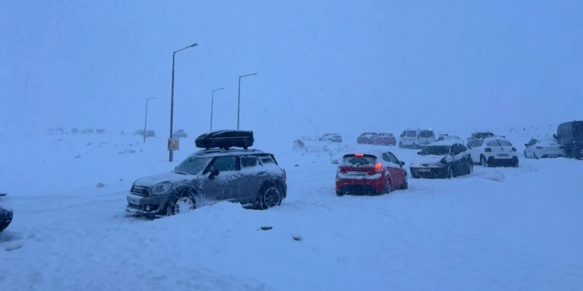 Δράμα: Δεκάδες άνθρωποι εγκλωβισμένοι στο χιονοδρομικό του Φαλακρού – Ανάμεσά τους και οικογένειες με παιδιά