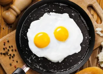 Αυγά και χοληστερόλη: Ό,τι ξέραμε για τη σχέση τους, είναι λάθος λένε τώρα οι γιατροί