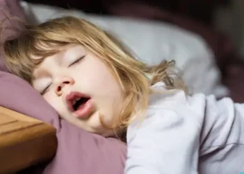 Ροχαλητό στα παιδιά: Γιατί η επέμβαση για «αμυγδαλές» και «κρεατάκια» πλέον δεν συστήνεται συχνά