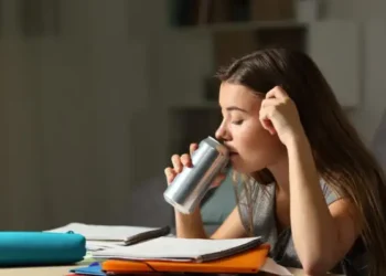 Τα ποτά που περιέχουν ζάχαρη συνδέονται με το άγχος στους εφήβους – Τι έδειξε μελέτη