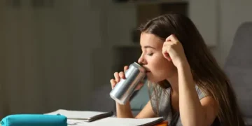 Τα ποτά που περιέχουν ζάχαρη συνδέονται με το άγχος στους εφήβους – Τι έδειξε μελέτη