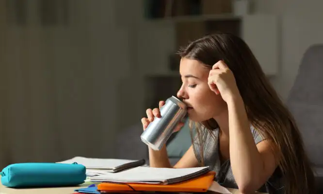 Τα ποτά που περιέχουν ζάχαρη συνδέονται με το άγχος στους εφήβους – Τι έδειξε μελέτη
