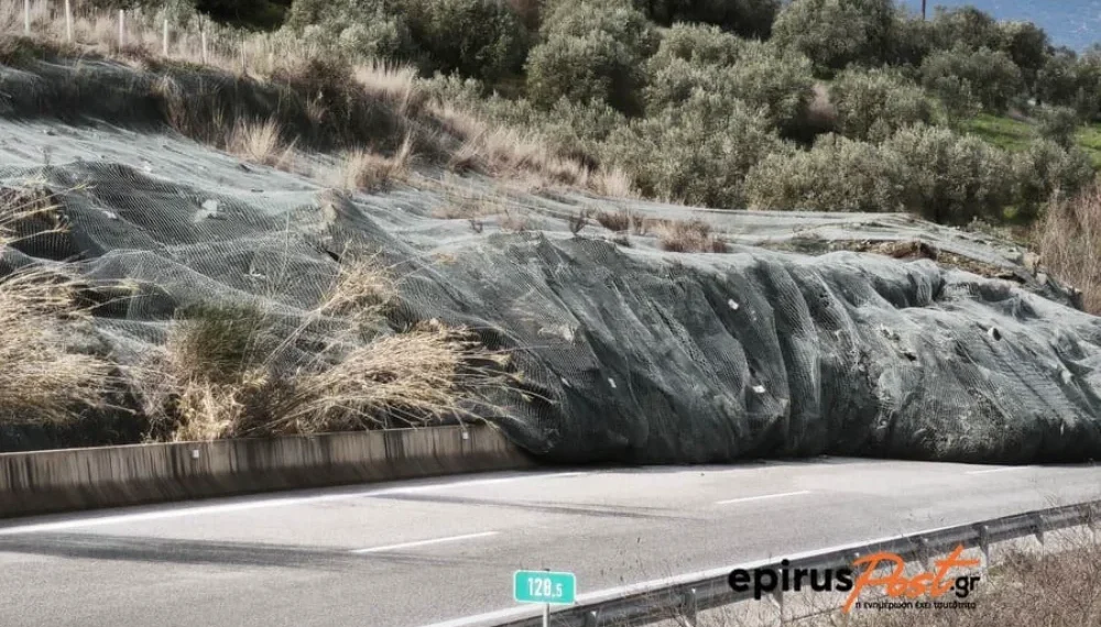 Ιόνια Οδός: Κλειστή στο ύψος Κομποτίου – Συκούλας – Οι βροχοπτώσεις και τα έργα ανάσχεσης δεν απέτρεψαν την εκτεταμένη κατολίσθηση, λέει ο Λέκκας