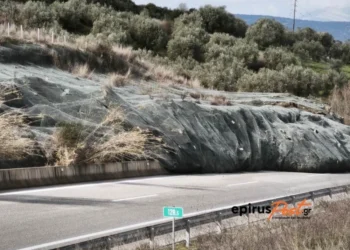 Ιόνια Οδός: Κλειστή στο ύψος Κομποτίου – Συκούλας – Οι βροχοπτώσεις και τα έργα ανάσχεσης δεν απέτρεψαν την εκτεταμένη κατολίσθηση, λέει ο Λέκκας