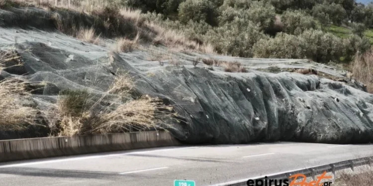 Ιόνια Οδός: Κλειστή στο ύψος Κομποτίου – Συκούλας – Οι βροχοπτώσεις και τα έργα ανάσχεσης δεν απέτρεψαν την εκτεταμένη κατολίσθηση, λέει ο Λέκκας