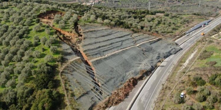 Κατολίσθηση στην Ιόνια Οδό: Πιάνουν δουλειά τα σκαπτικά για την απομάκρυνση χωμάτων και βραχωδών υλικών