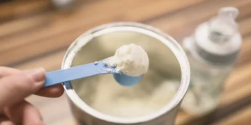 Βρεφικά γάλατα: Η Ευρώπη μείωσε στο ήμισυ το επιτρεπόμενο όριο επικίνδυνης τοξίνης – Νέες ανακλήσεις προϊόντων