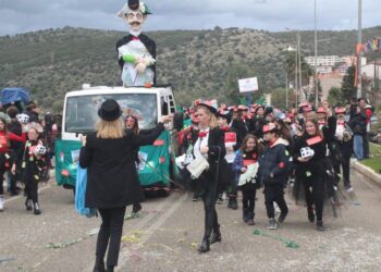 Το Αμφιλοχιώτικο καρναβάλι είναι πολιτιστικός θεσμός και το απέδειξε και φέτος – Εντυπωσιακή η καρναβαλική παρέλαση στην παραλία Αμφιλοχίας