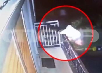 Αγρίνιο: Η σοκαριστική στιγμή που 57χρονος πέφτει από μπαλκόνι, ψάχνοντας τον σκύλο του – Τι καταγγέλλει ο αδερφός του για το νοσοκομείο (ΒΙΝΤΕΟ)