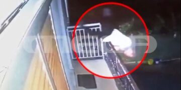 Αγρίνιο: Η σοκαριστική στιγμή που 57χρονος πέφτει από μπαλκόνι, ψάχνοντας τον σκύλο του – Τι καταγγέλλει ο αδερφός του για το νοσοκομείο (ΒΙΝΤΕΟ)