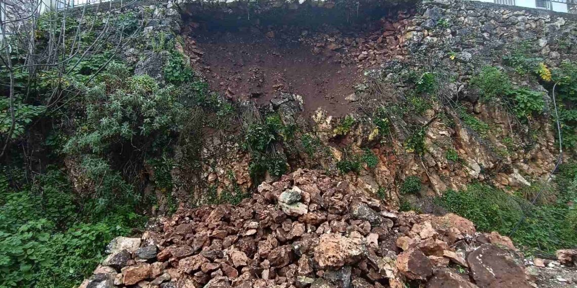 Κλειστή η οδός Λιμναίας στην Αμφιλοχία-Ανησυχία για την κατολίσθηση δίπλα σε σπίτια