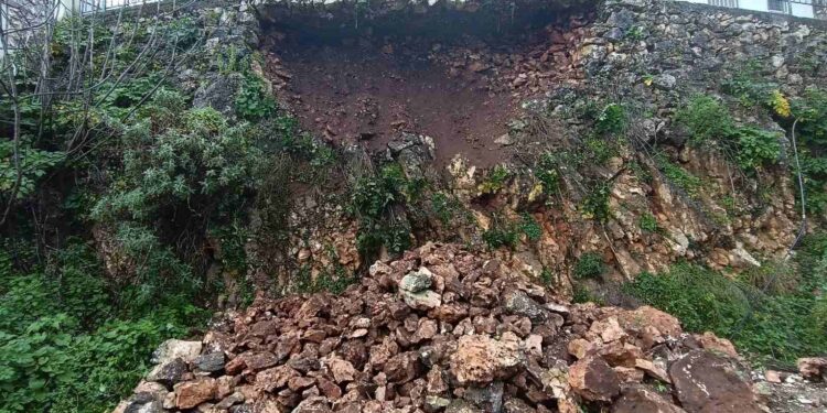 Κλειστή η οδός Λιμναίας στην Αμφιλοχία-Ανησυχία για την κατολίσθηση δίπλα σε σπίτια