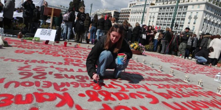 Tραγωδία στα Τέμπη: Tρία χρόνια μετά η μνήμη δεν σβήνει – Οι συγκεντρώσεις μέσα από φωτογραφικά καρέ