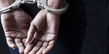 Ναύπακτος: Χειροπέδες σε γυναίκα που πλαστογραφούσε υπεύθυνες δηλώσεις για να εξυπηρετεί πολίτες σε Διεύθυνση Συγκοινωνιών