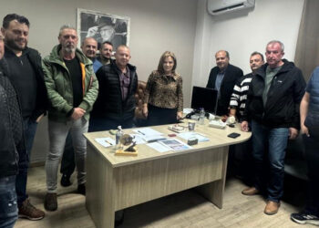 Συνάντηση της Χριστίνας Σταρακά με επαγγελματίες οδηγούς ταξί της Αιτωλοακαρνανίας: «Είμαστε δίπλα στον δίκαιο αγώνα του κλάδου»