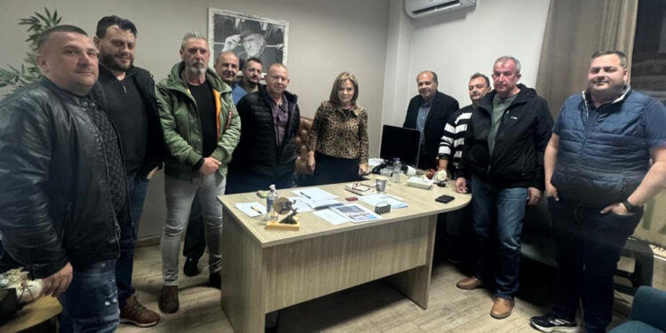 Συνάντηση της Χριστίνας Σταρακά με επαγγελματίες οδηγούς ταξί της Αιτωλοακαρνανίας: «Είμαστε δίπλα στον δίκαιο αγώνα του κλάδου»