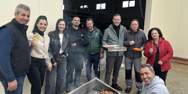 Με επιτυχία ο εορτασμός της Τσικνοπέμπτης στην εταιρεία κουφωμάτων αλουμινίου του Βασίλη Νικολέτα