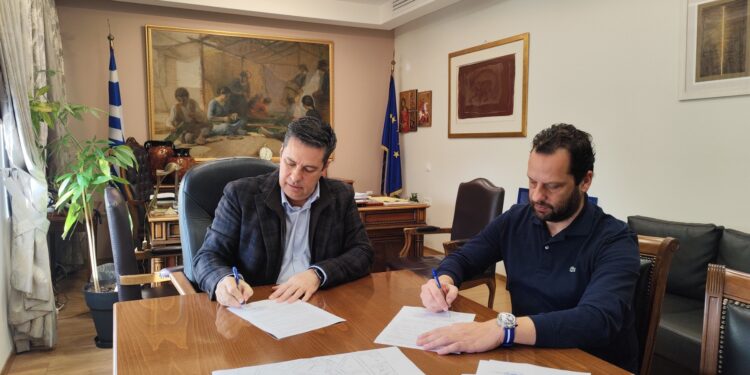 Υπογράφηκε από τον Δήμαρχο Αγρινίου η σύμβαση για την υλοποίηση του έργου «Ανάπλαση οδού Προυσιωτίσσης και κοινόχρηστων χώρων πέριξ του γηπέδου Παναιτωλικού»