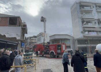 Αγρίνιο: Τρομακτικές εικόνες στο κέντρο της πόλης – Στις φλόγες κατάστημα στη Στοά Παπαγιάννη, μεγάλη μάχη των πυροσβεστών (φωτο – βίντεο)