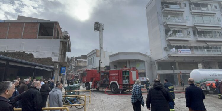 Αγρίνιο: Τρομακτικές εικόνες στο κέντρο της πόλης – Στις φλόγες κατάστημα στη Στοά Παπαγιάννη, μεγάλη μάχη των πυροσβεστών (φωτο – βίντεο)