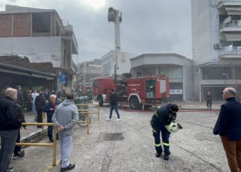 Αγρίνιο: Τρομακτικές εικόνες στο κέντρο της πόλης – Στις φλόγες κατάστημα στη Στοά Παπαγιάννη, μεγάλη μάχη των πυροσβεστών (φωτο – βίντεο)