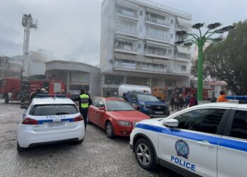 Αγρίνιο: Τρομακτικές εικόνες στο κέντρο της πόλης – Στις φλόγες κατάστημα στη Στοά Παπαγιάννη, μεγάλη μάχη των πυροσβεστών (φωτο – βίντεο)