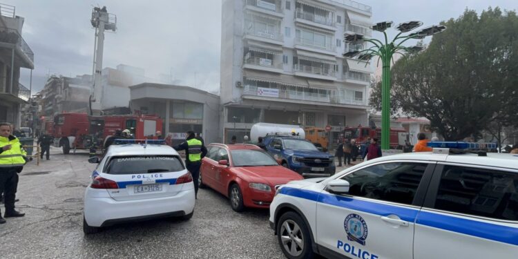 Αγρίνιο: Τρομακτικές εικόνες στο κέντρο της πόλης – Στις φλόγες κατάστημα στη Στοά Παπαγιάννη, μεγάλη μάχη των πυροσβεστών (φωτο – βίντεο)