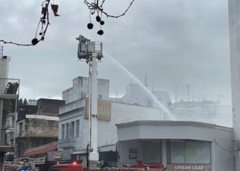 Αγρίνιο: Τρομακτικές εικόνες στο κέντρο της πόλης – Στις φλόγες κατάστημα στη Στοά Παπαγιάννη, μεγάλη μάχη των πυροσβεστών (φωτο – βίντεο)