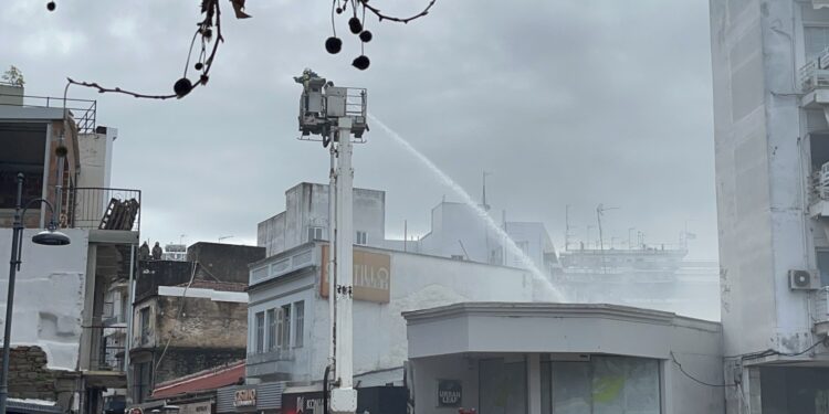 Αγρίνιο: Τρομακτικές εικόνες στο κέντρο της πόλης – Στις φλόγες κατάστημα στη Στοά Παπαγιάννη, μεγάλη μάχη των πυροσβεστών (φωτο – βίντεο)