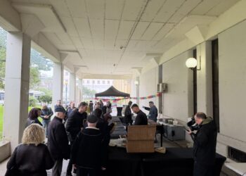 Το Αγρίνιο τσικνίζει – Πλήθος κόσμου στις αποθήκες Παπαστράτου (ΦΩΤΟ – ΒΙΝΤΕΟ)