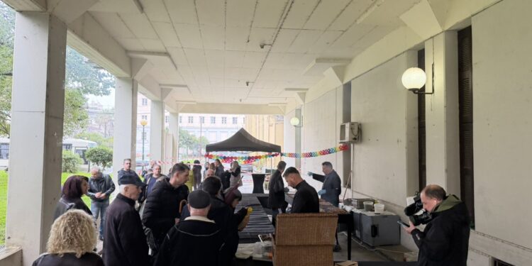 Το Αγρίνιο τσικνίζει – Πλήθος κόσμου στις αποθήκες Παπαστράτου (ΦΩΤΟ – ΒΙΝΤΕΟ)