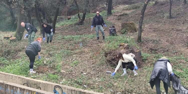 Με τη συμμετοχή γονέων και μαθητών του 2ου Δημοτικού Σχολείου Αγρινίου , καθαρίστηκαν τα γηπεδάκια και ο γύρω χώρος,στην οδό Γ. Γούναρη