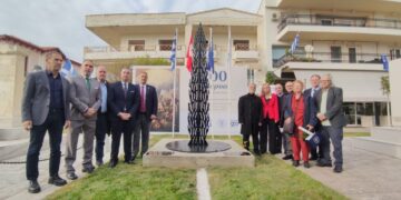 Αποκαλυπτήρια του γλυπτού «Το Δέντρο που Κλαίει» στο Μεσολόγγι – Τιμή στη μνήμη του Ιωάννη-Ιακώβου Μάγερ