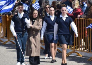 Ρίγη συγκίνησης στο Μεσολόγγι – Τυφλός μαθητής σημαιοφόρος στην παρέλαση της 25ης Μαρτίου